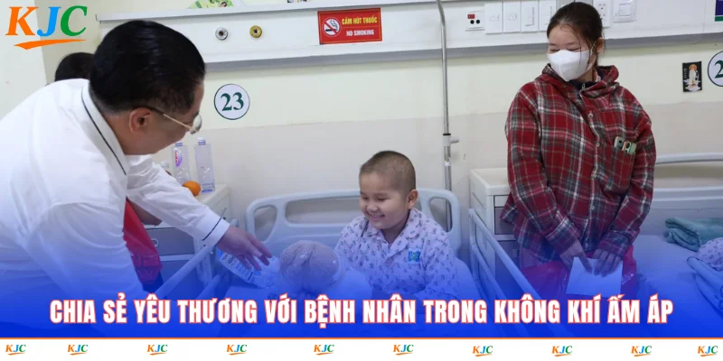 Chia sẻ yêu thương với bệnh nhân trong không khí ấm áp